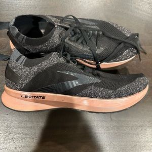 Brooks Levitate 4.0 tennis shoes. Rose gold and black. Very pretty!! Size 8